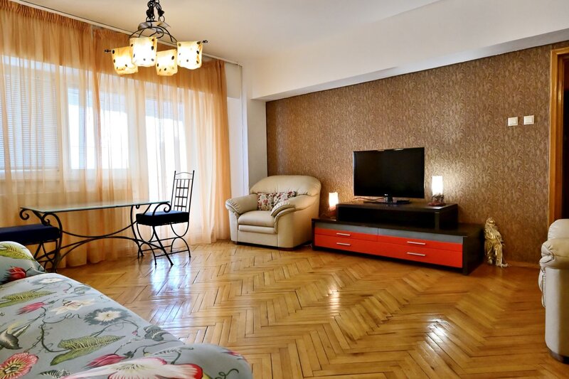 Romana, Brosteanu nr. 23, inchiriere apartament 3 camere, bloc 1995,
