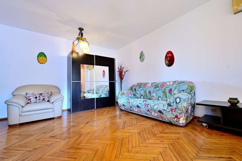 Romana, Brosteanu nr. 23, inchiriere apartament 3 camere, bloc 1995,