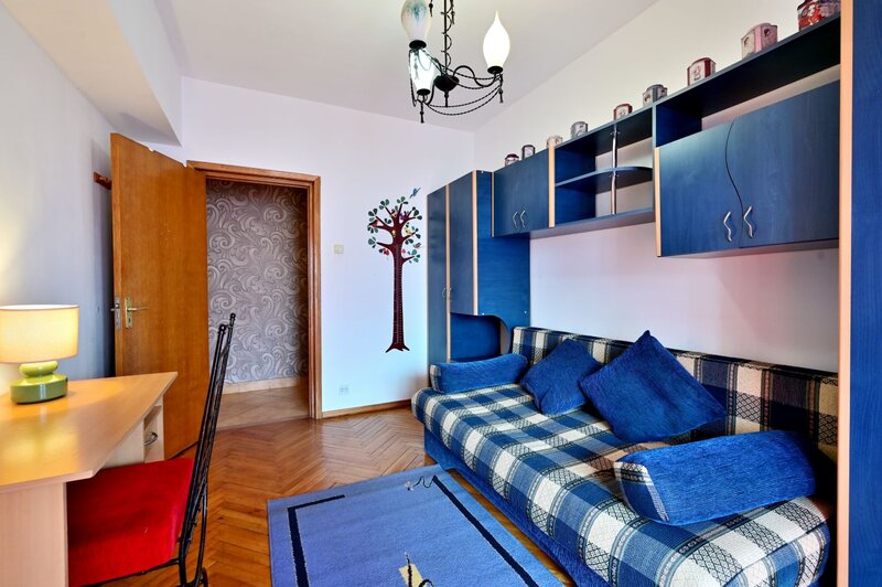 Romana, Brosteanu nr. 23, inchiriere apartament 3 camere, bloc 1995,