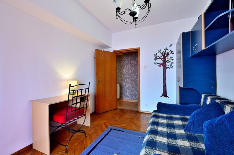 Romana, Brosteanu nr. 23, inchiriere apartament 3 camere, bloc 1995,