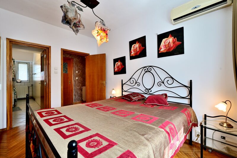 Romana, Brosteanu nr. 23, inchiriere apartament 3 camere, bloc 1995,