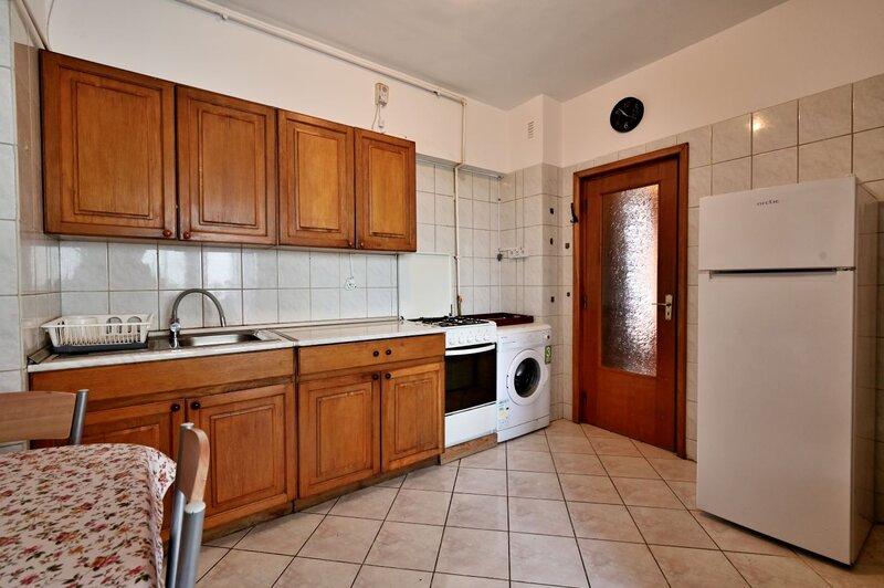 Romana, Brosteanu nr. 23, inchiriere apartament 3 camere, bloc 1995,